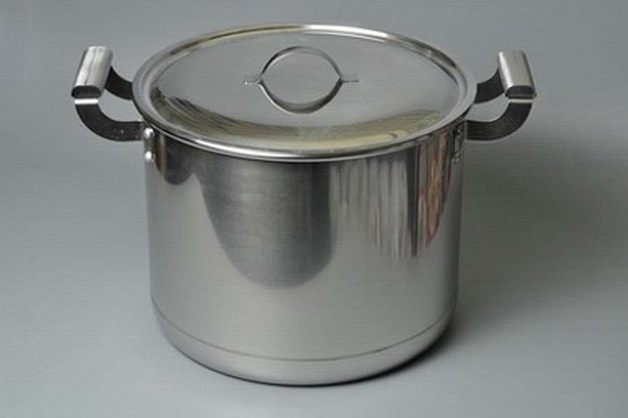 Где делают кастрюли. Кастрюля с закрытой крышкой на плите. Сотейник на плите. Где делают кастрюли. Где делают кастрюли.