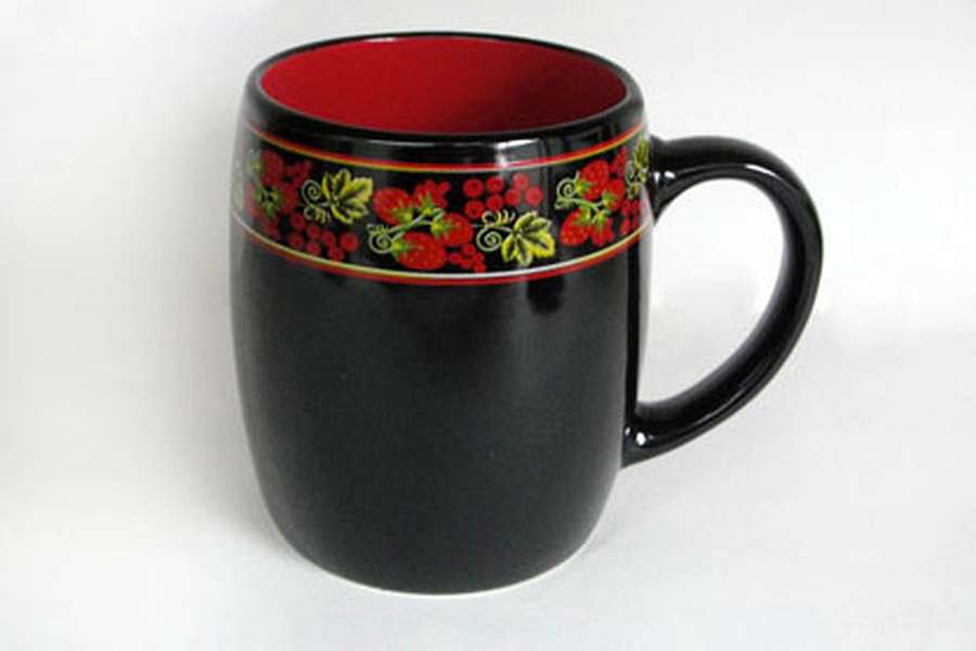 кружка черная матовая. кружка черный клевер. чашка черно красная. кружка черно красная. черная кружка с красным внутри.