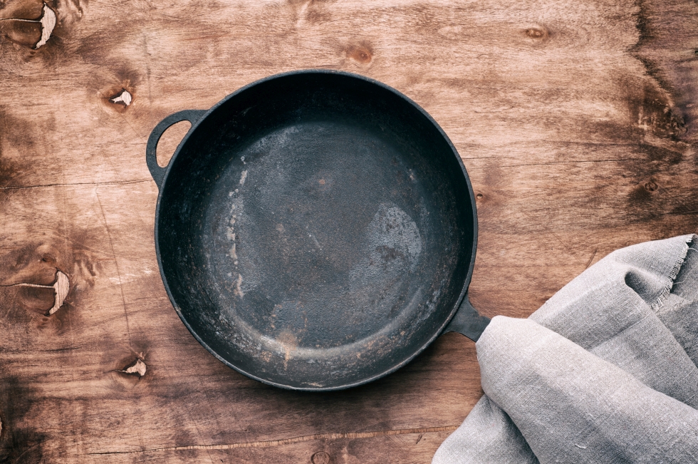 Почему ржавеет чугунная посуда и как ее очистить: полезные советы